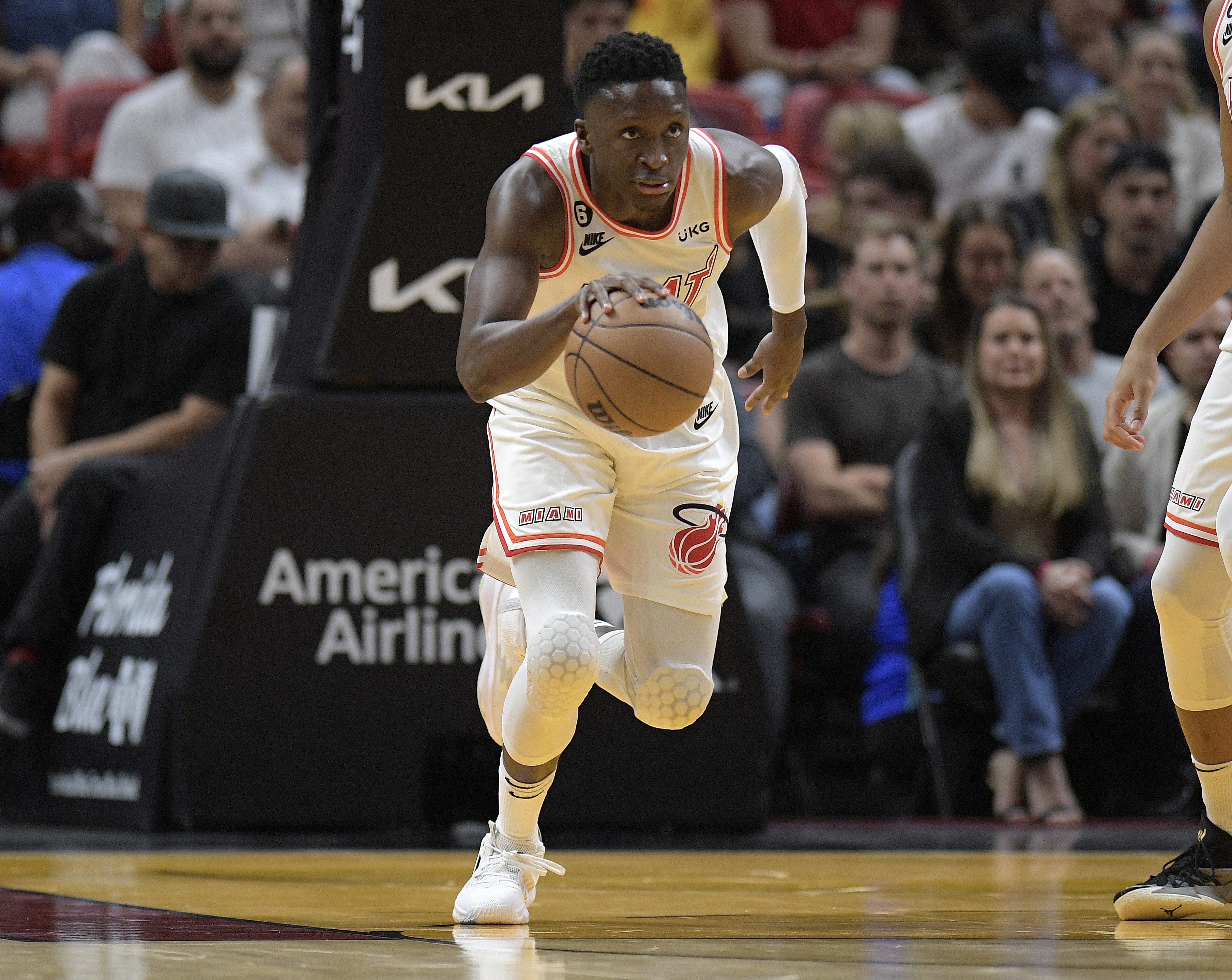 队记：骑士G联盟球队克利夫兰剑客交易得到前NBA全明星奥拉迪波